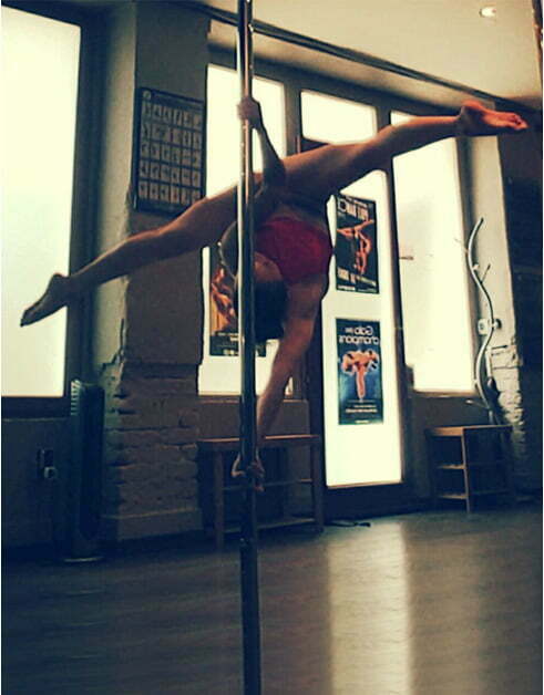 Camille donnant un cours de pole dance à Paris